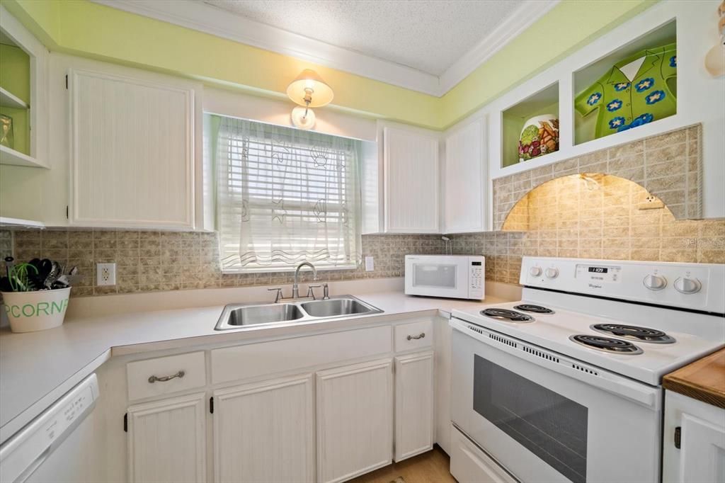 待售: $369,000 (2 贝兹, 1 浴室, 745 平方英尺)