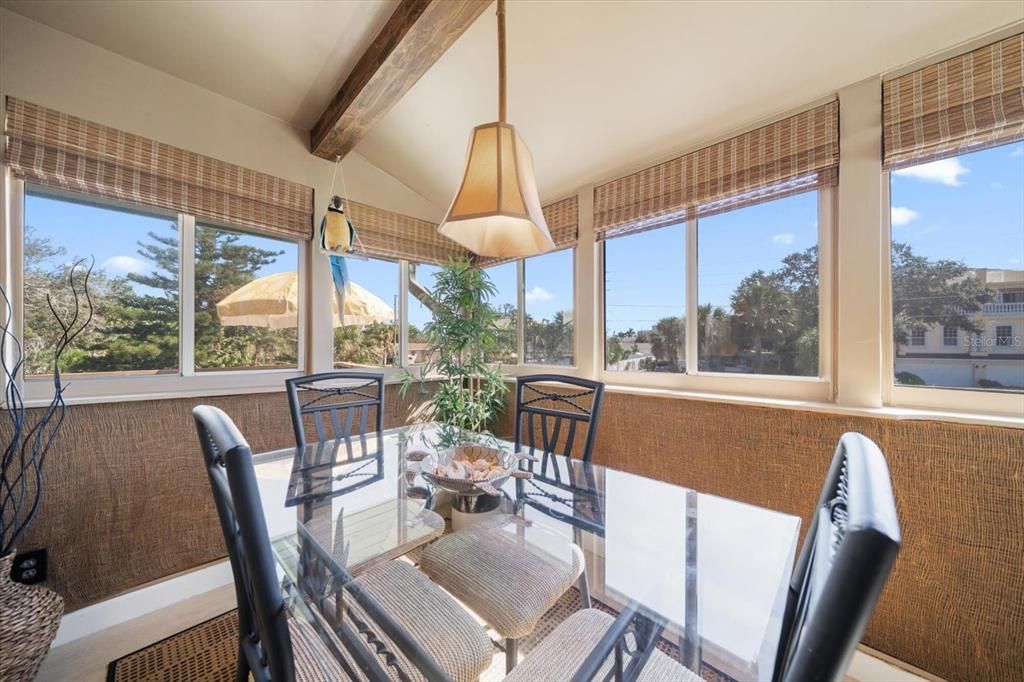 待售: $369,000 (2 贝兹, 1 浴室, 745 平方英尺)