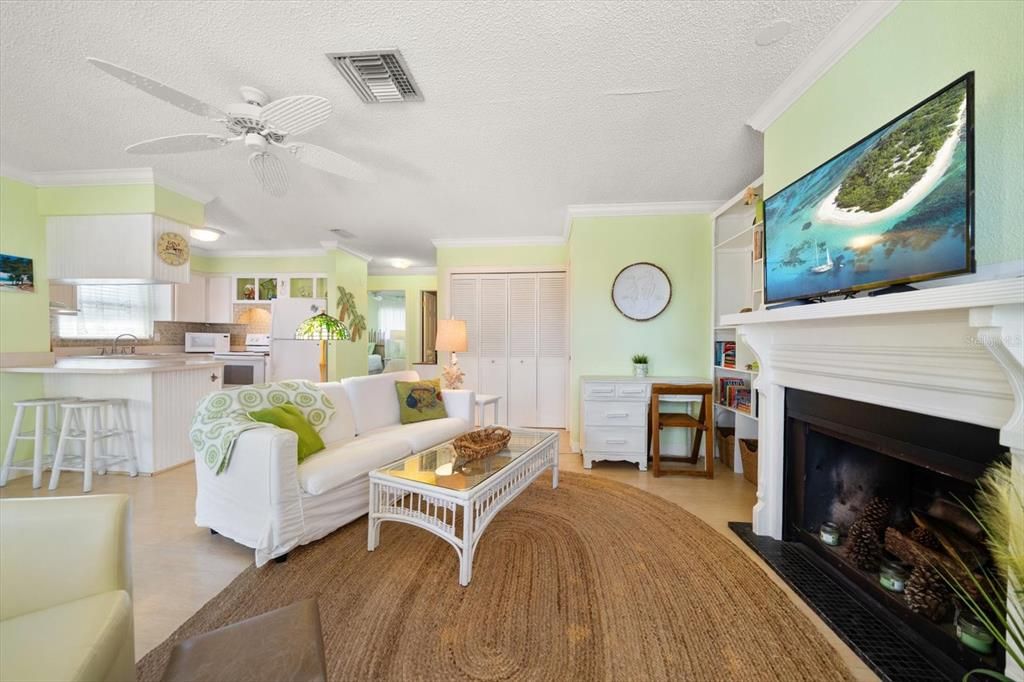 待售: $369,000 (2 贝兹, 1 浴室, 745 平方英尺)