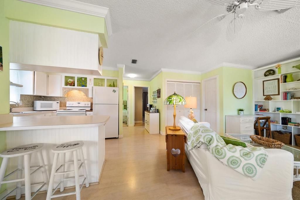 待售: $369,000 (2 贝兹, 1 浴室, 745 平方英尺)