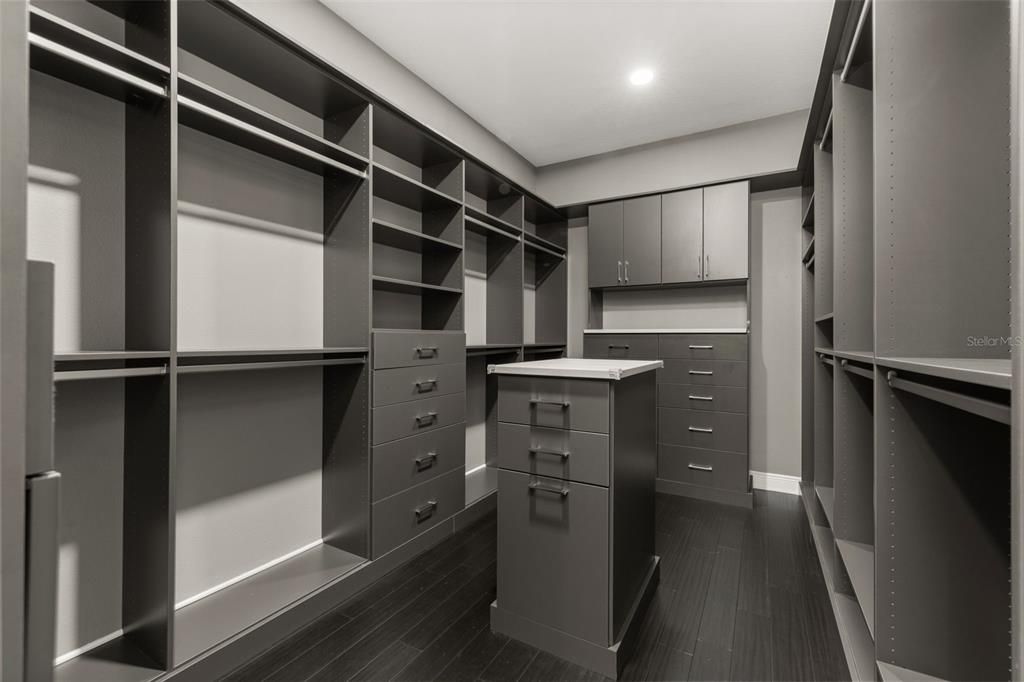 合同活跃: $1,295,000 (4 贝兹, 3 浴室, 3364 平方英尺)