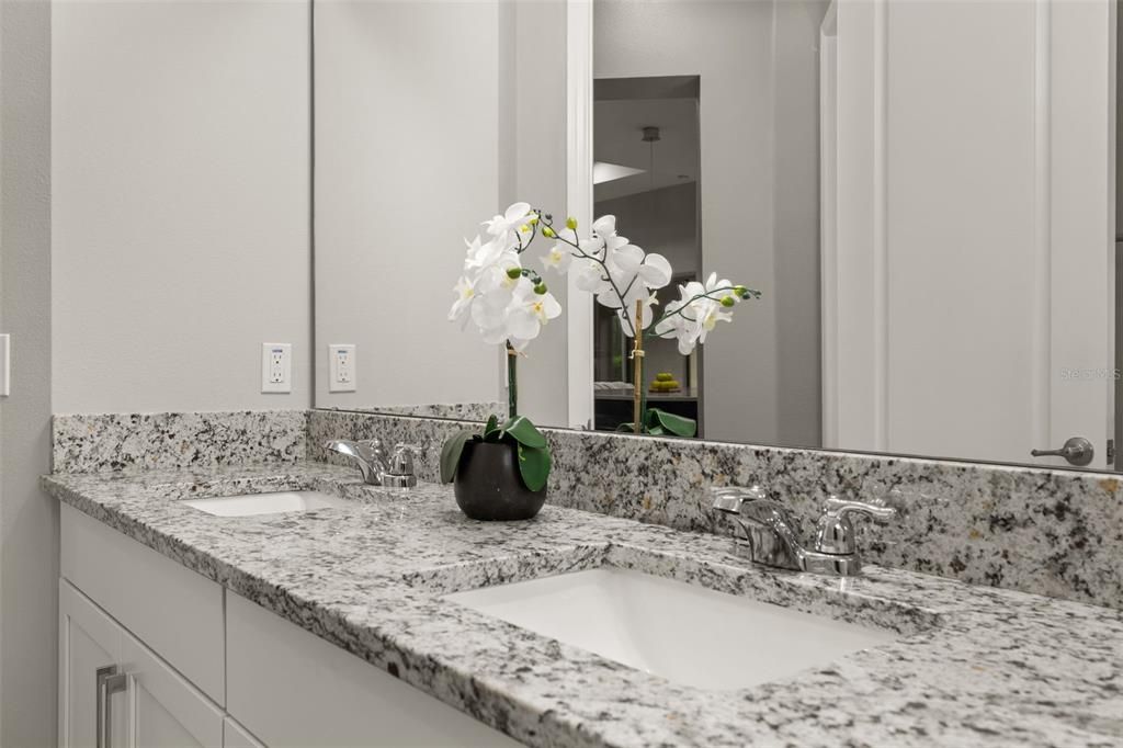 合同活跃: $1,295,000 (4 贝兹, 3 浴室, 3364 平方英尺)