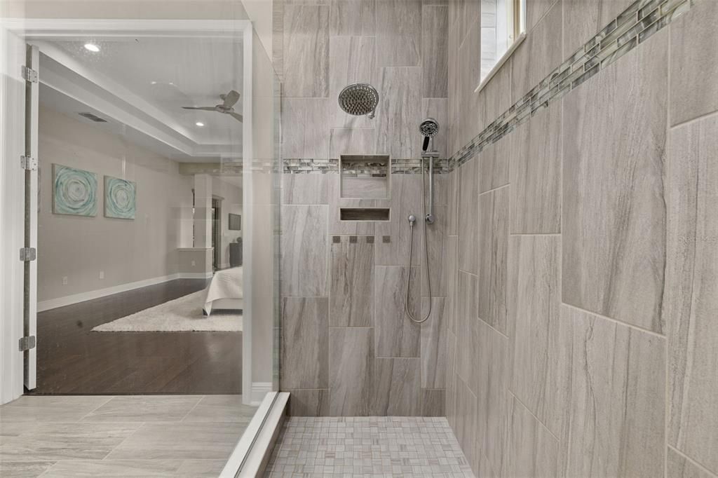 合同活跃: $1,295,000 (4 贝兹, 3 浴室, 3364 平方英尺)