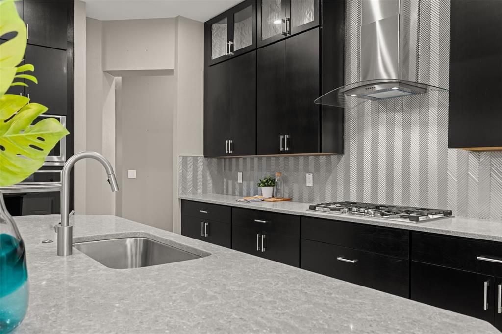 合同活跃: $1,295,000 (4 贝兹, 3 浴室, 3364 平方英尺)