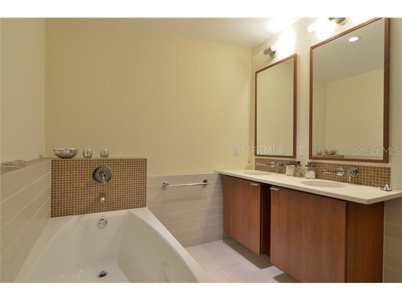 Под контрактом: $2,990 (2 спален, 2 ванн, 1134 Квадратных фут)