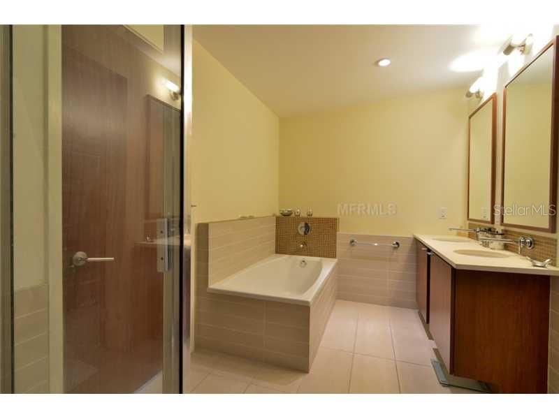 Под контрактом: $2,990 (2 спален, 2 ванн, 1134 Квадратных фут)