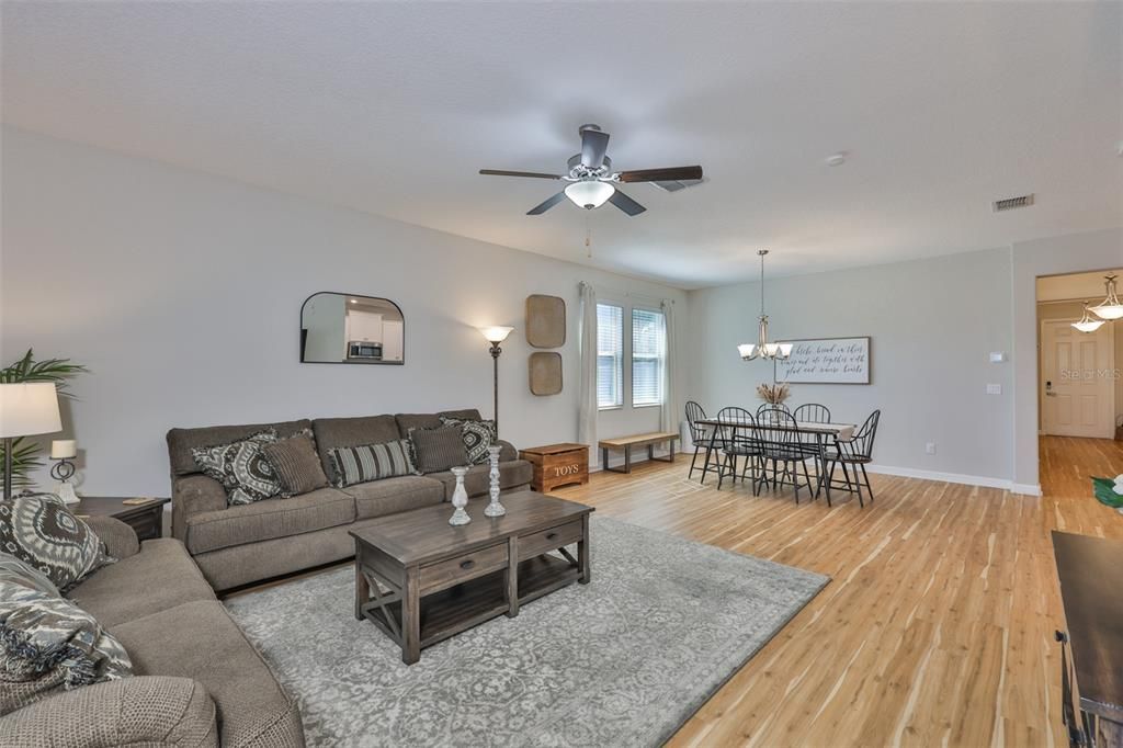 На продажу: $427,000 (4 спален, 3 ванн, 2057 Квадратных фут)