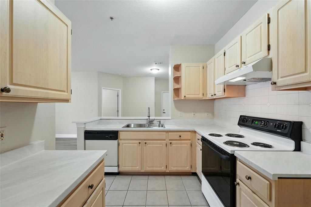 На продажу: $230,000 (4 спален, 2 ванн, 1372 Квадратных фут)