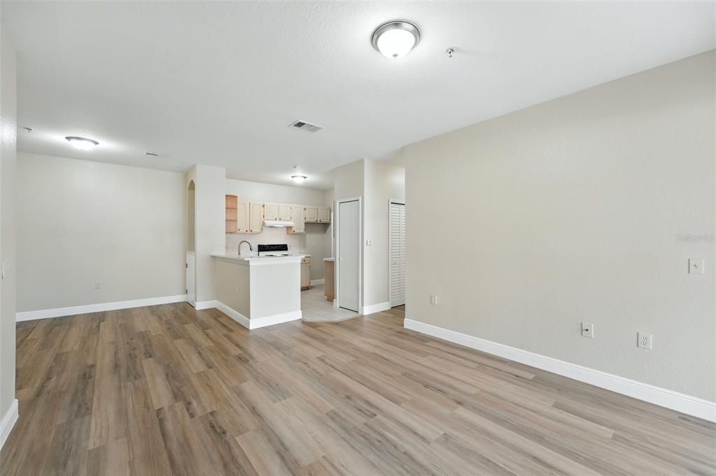 На продажу: $230,000 (4 спален, 2 ванн, 1372 Квадратных фут)