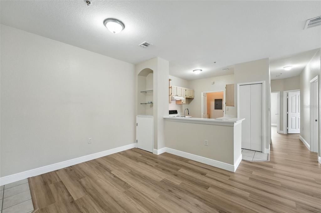 На продажу: $230,000 (4 спален, 2 ванн, 1372 Квадратных фут)