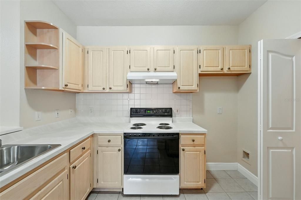 На продажу: $230,000 (4 спален, 2 ванн, 1372 Квадратных фут)