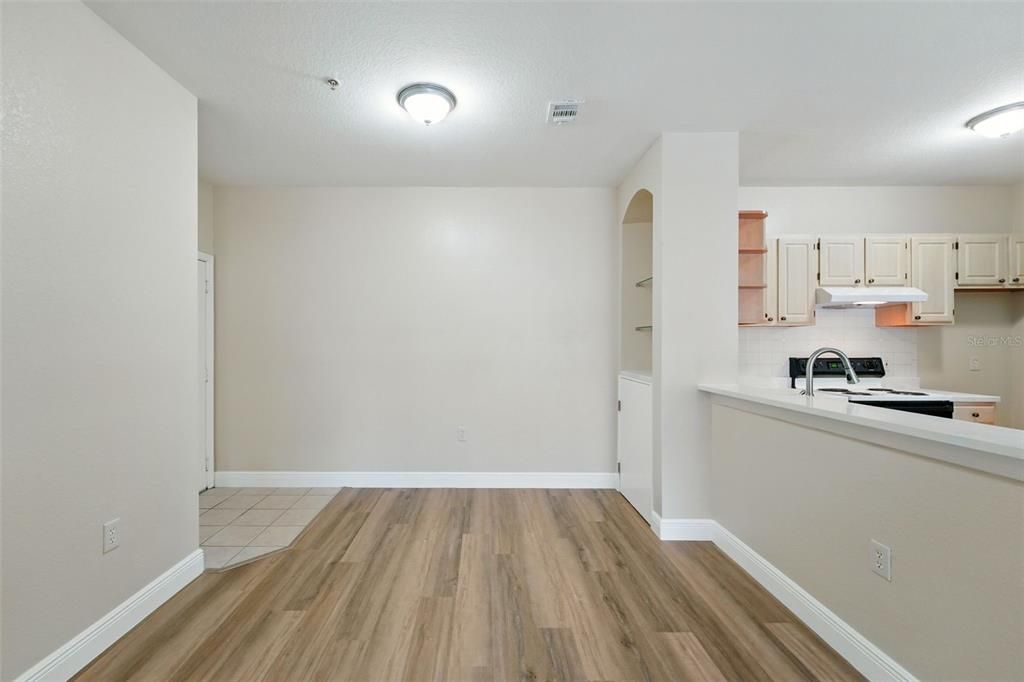 На продажу: $230,000 (4 спален, 2 ванн, 1372 Квадратных фут)