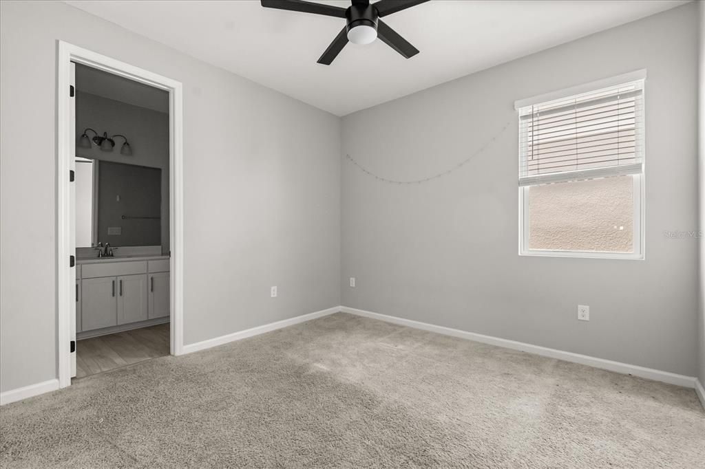 合同活跃: $269,900 (4 贝兹, 3 浴室, 2132 平方英尺)