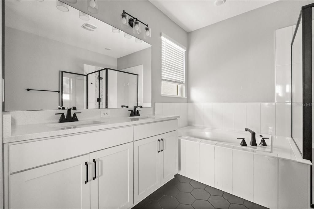 合同活跃: $269,900 (4 贝兹, 3 浴室, 2132 平方英尺)