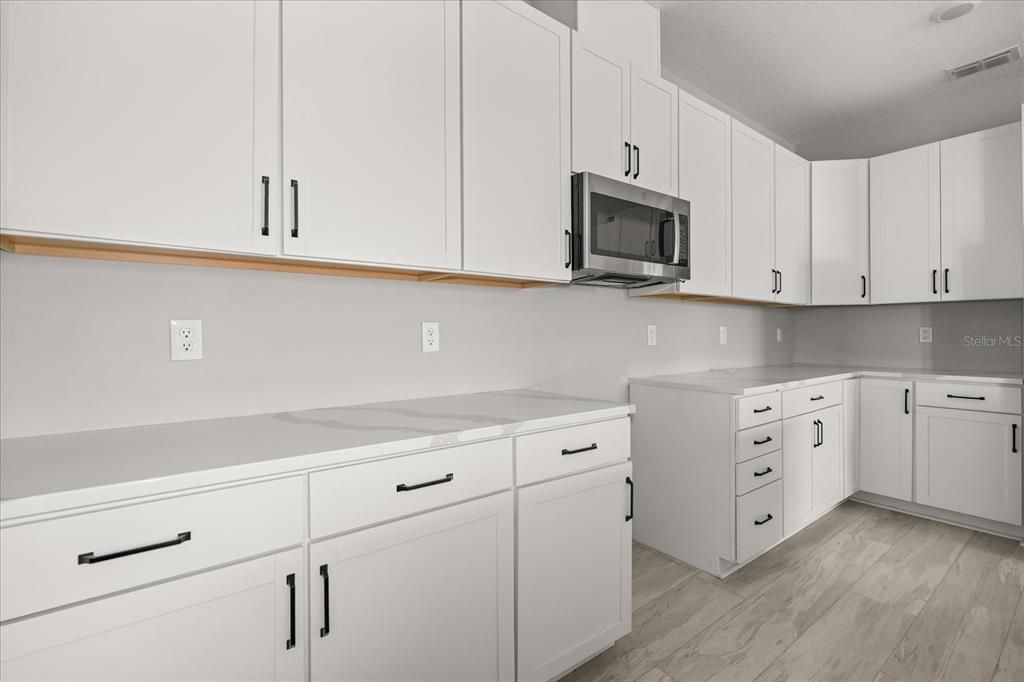 合同活跃: $269,900 (4 贝兹, 3 浴室, 2132 平方英尺)