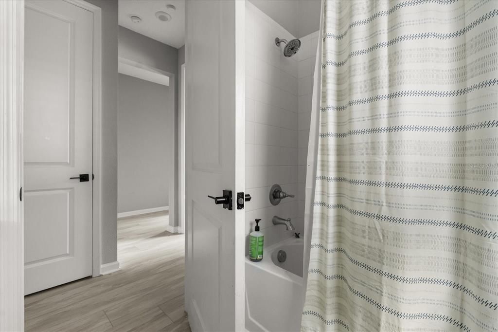 合同活跃: $269,900 (4 贝兹, 3 浴室, 2132 平方英尺)