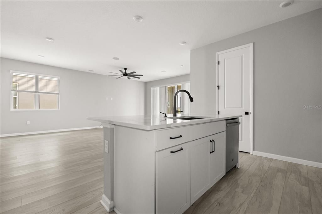 合同活跃: $269,900 (4 贝兹, 3 浴室, 2132 平方英尺)