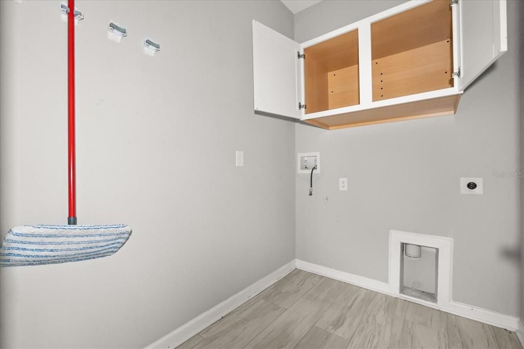 合同活跃: $269,900 (4 贝兹, 3 浴室, 2132 平方英尺)