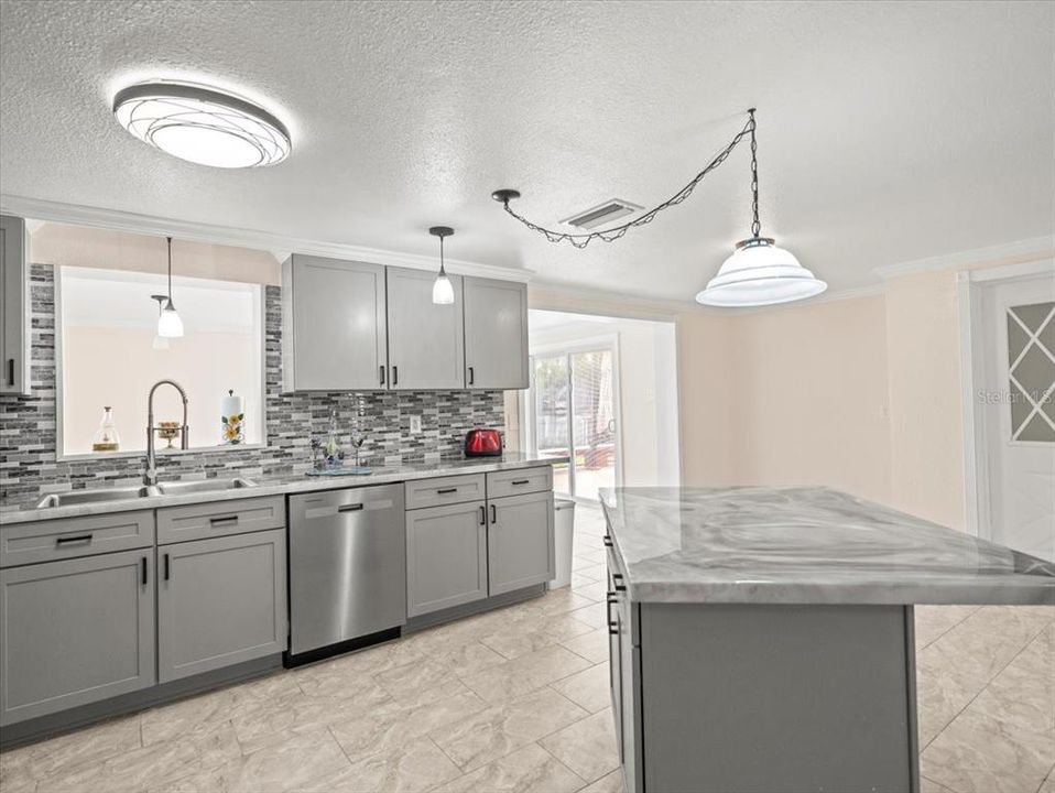 For Sale: $415,000 (3 beds, 2 baths, 1392 Square Feet)