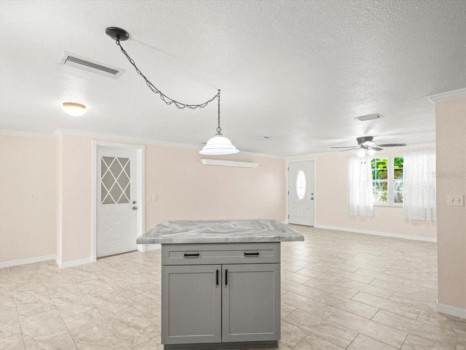 For Sale: $415,000 (3 beds, 2 baths, 1392 Square Feet)