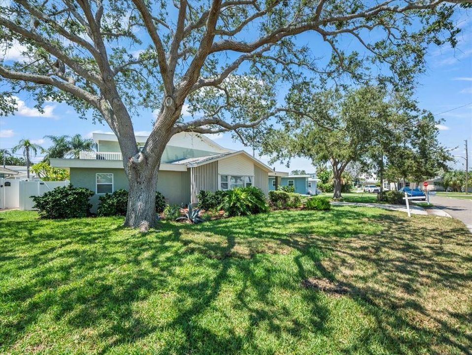 For Sale: $900,000 (3 beds, 2 baths, 2352 Square Feet)