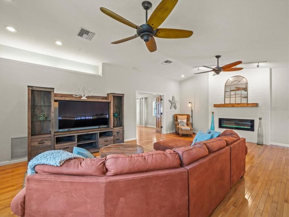 For Sale: $900,000 (3 beds, 2 baths, 2352 Square Feet)