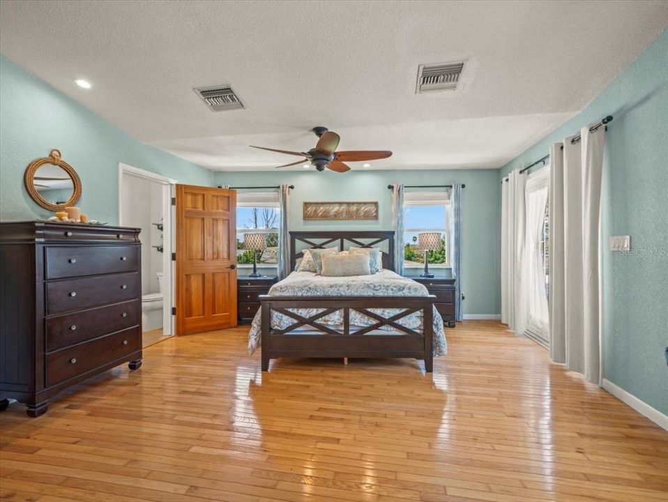 For Sale: $900,000 (3 beds, 2 baths, 2352 Square Feet)