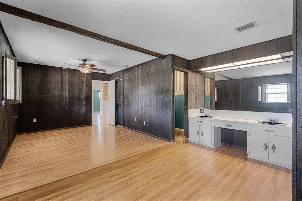 Active With Contract: $310,000 (3 beds, 2 baths, 1690 Square Feet)