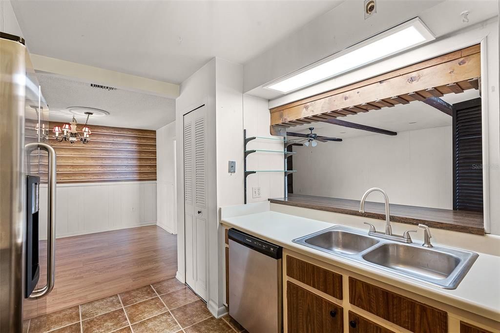 Active With Contract: $310,000 (3 beds, 2 baths, 1690 Square Feet)