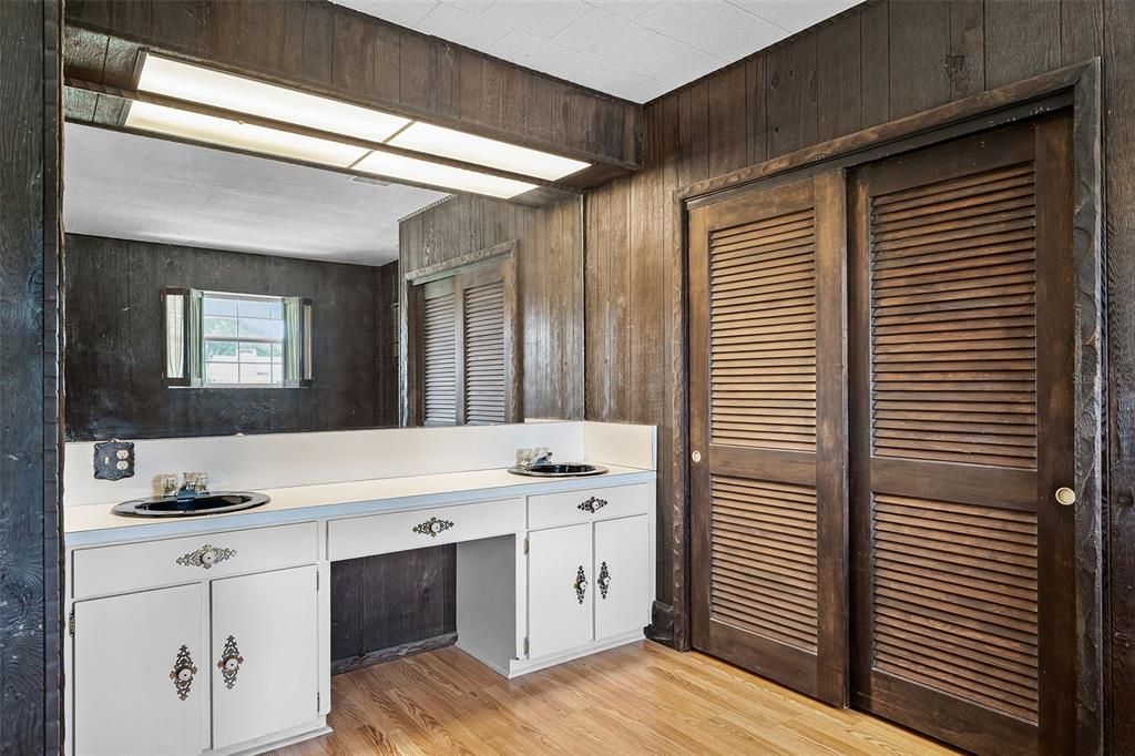 Active With Contract: $310,000 (3 beds, 2 baths, 1690 Square Feet)