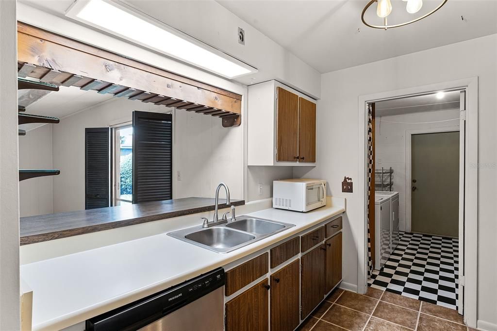 Active With Contract: $310,000 (3 beds, 2 baths, 1690 Square Feet)