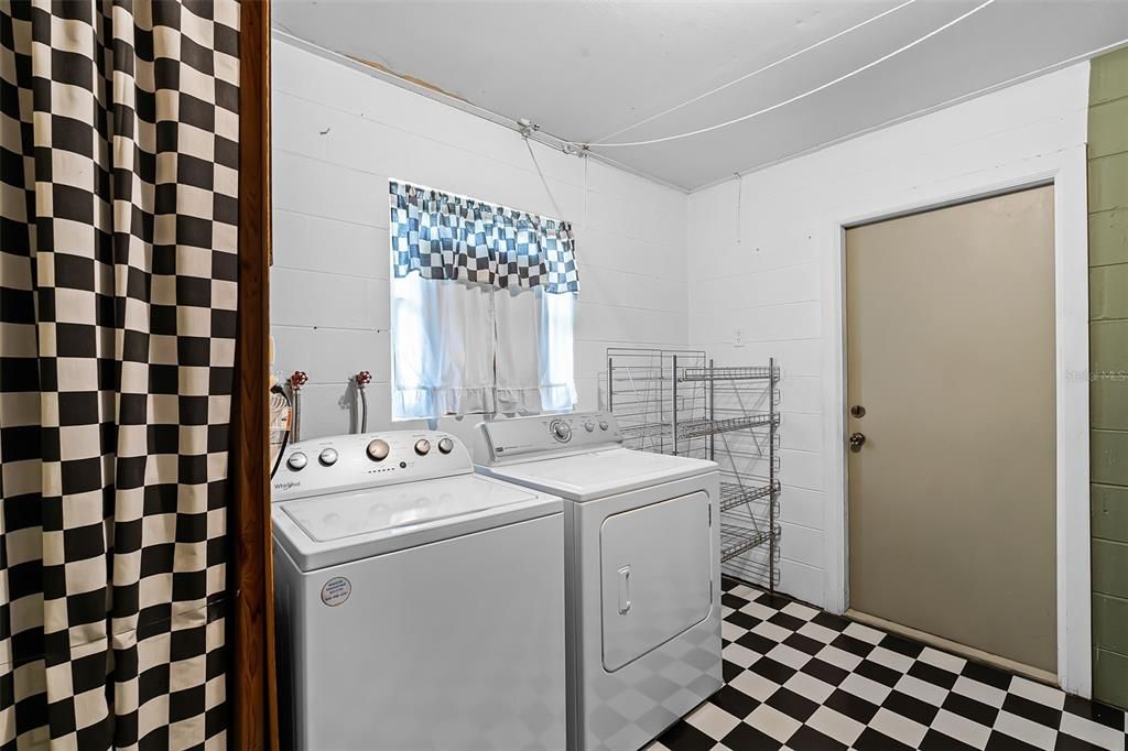 Active With Contract: $310,000 (3 beds, 2 baths, 1690 Square Feet)