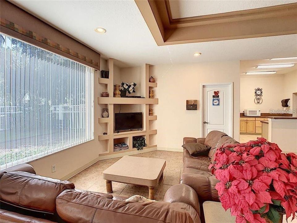 合同活跃: $2,900 (4 贝兹, 3 浴室, 2472 平方英尺)