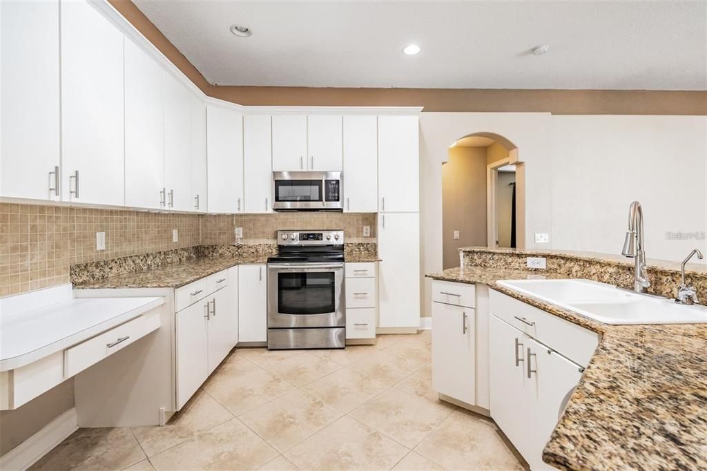 合同活跃: $2,900 (4 贝兹, 3 浴室, 2472 平方英尺)