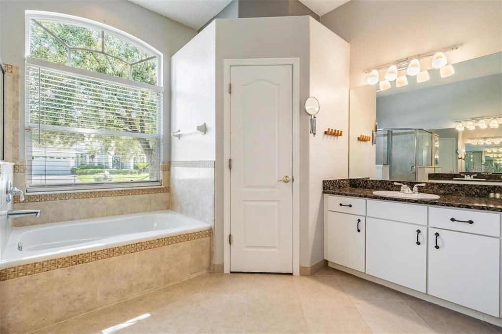 合同活跃: $2,900 (4 贝兹, 3 浴室, 2472 平方英尺)