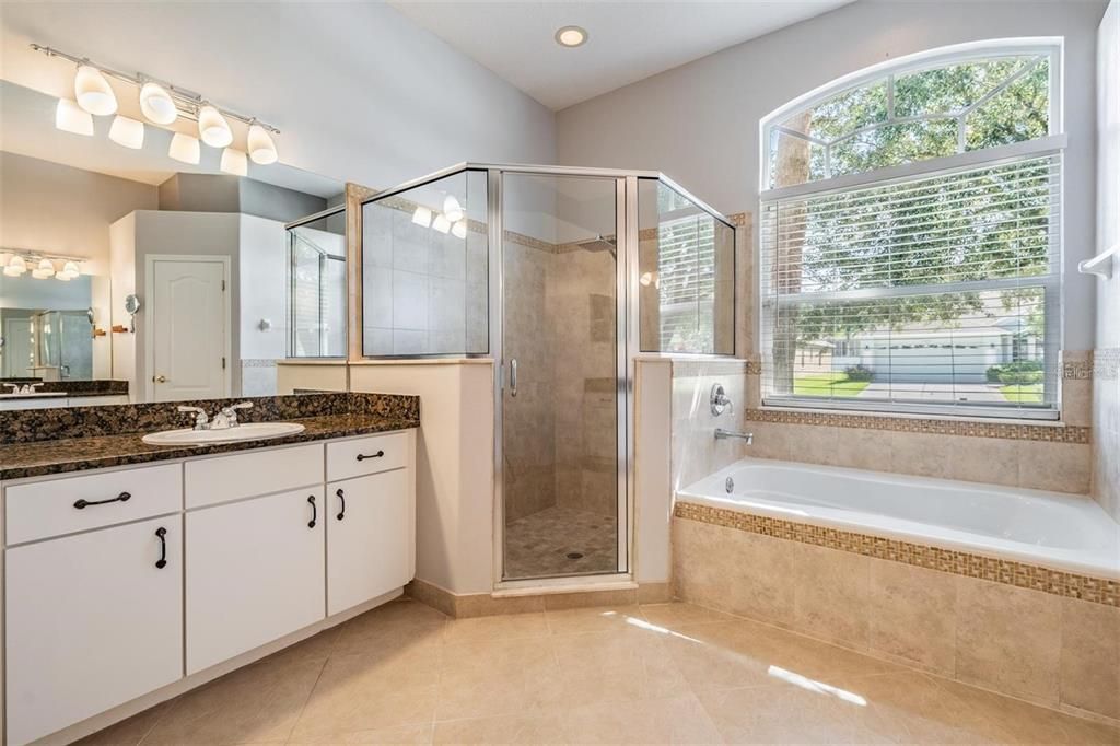 合同活跃: $2,900 (4 贝兹, 3 浴室, 2472 平方英尺)