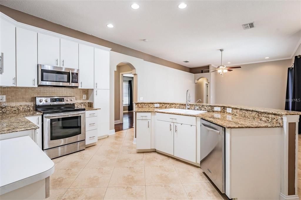 合同活跃: $2,900 (4 贝兹, 3 浴室, 2472 平方英尺)