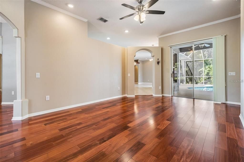 合同活跃: $2,900 (4 贝兹, 3 浴室, 2472 平方英尺)