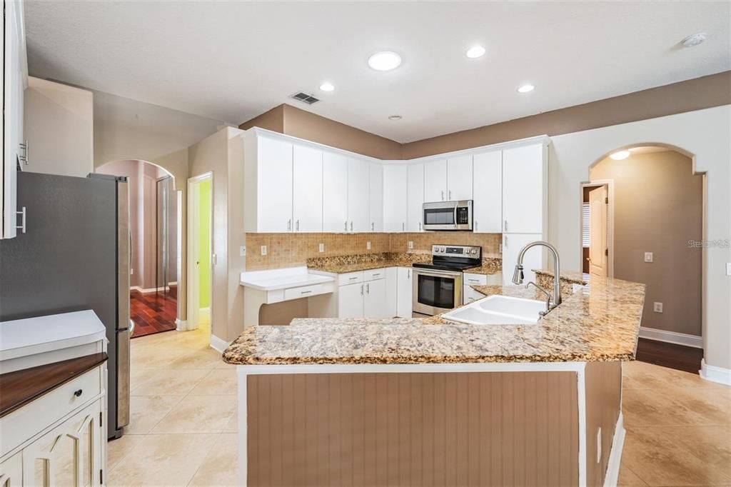 合同活跃: $2,900 (4 贝兹, 3 浴室, 2472 平方英尺)