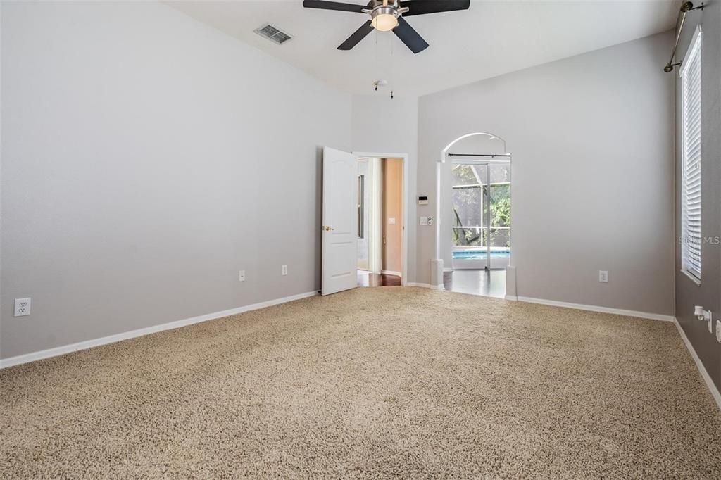 合同活跃: $2,900 (4 贝兹, 3 浴室, 2472 平方英尺)