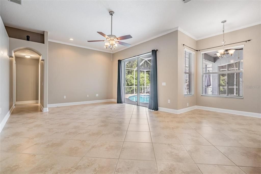 合同活跃: $2,900 (4 贝兹, 3 浴室, 2472 平方英尺)