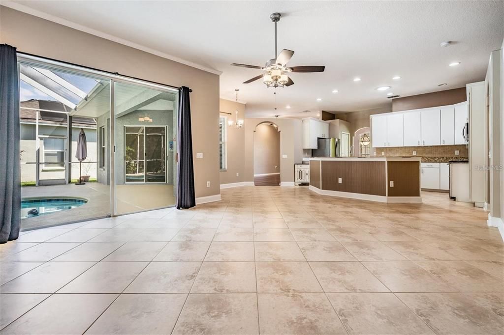 合同活跃: $2,900 (4 贝兹, 3 浴室, 2472 平方英尺)