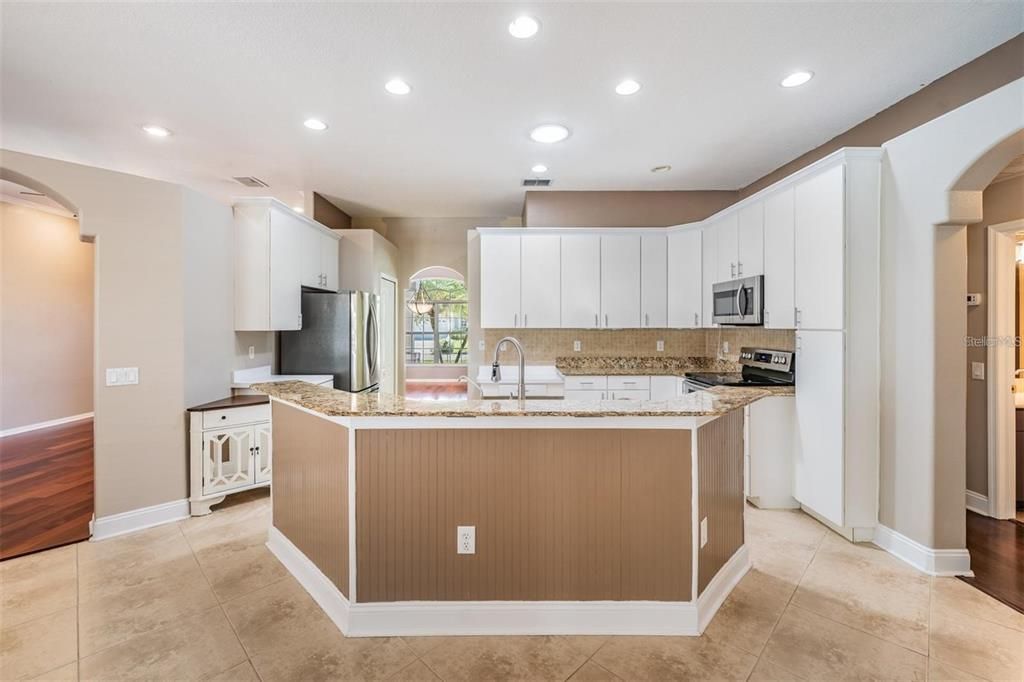 合同活跃: $2,900 (4 贝兹, 3 浴室, 2472 平方英尺)