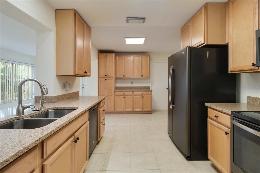 待售: $410,000 (2 贝兹, 2 浴室, 1587 平方英尺)