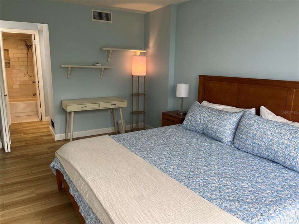 For Rent: $3,100 (2 beds, 2 baths, 940 Square Feet)