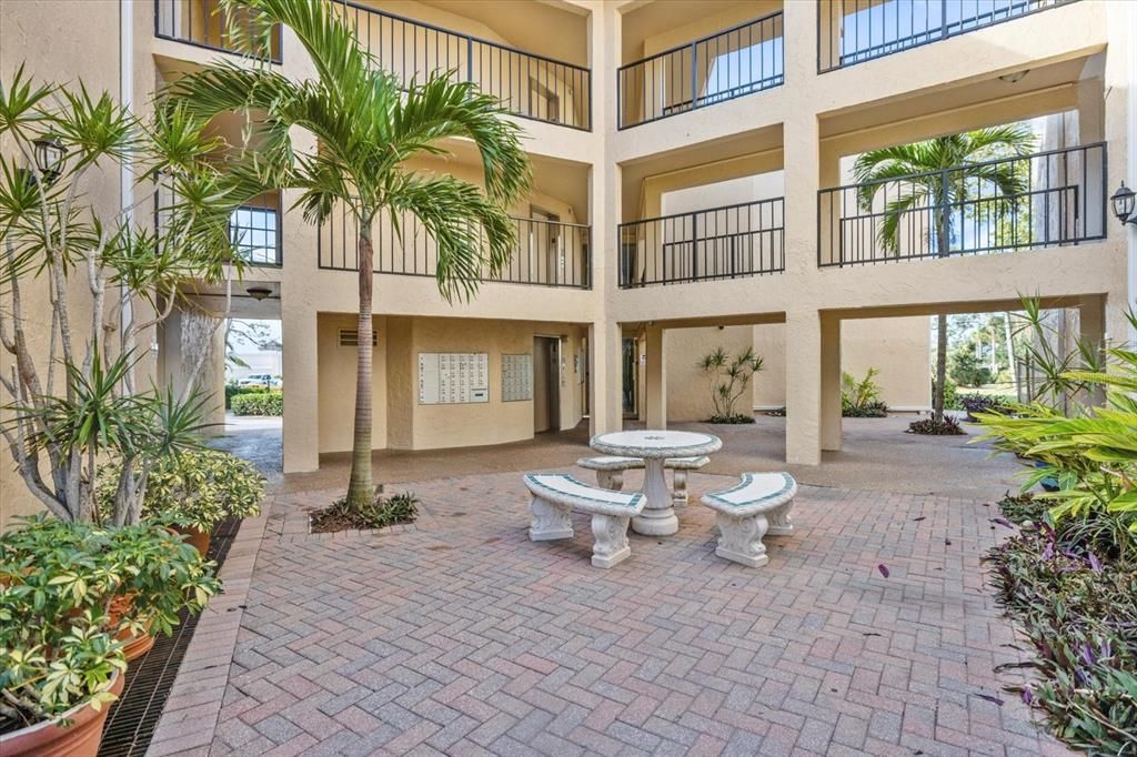 For Rent: $3,100 (2 beds, 2 baths, 940 Square Feet)