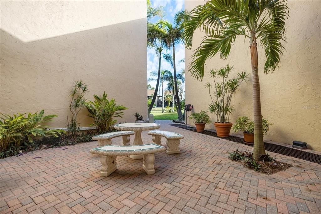 For Rent: $3,100 (2 beds, 2 baths, 940 Square Feet)