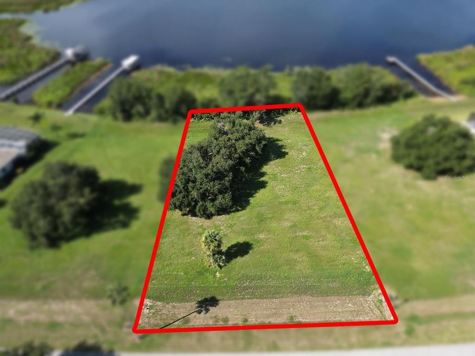 На продажу: $300,000 (0.74 acres)