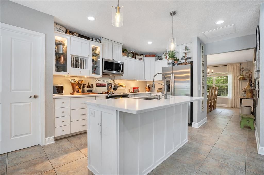 For Sale: $850,000 (5 beds, 3 baths, 4127 Square Feet)