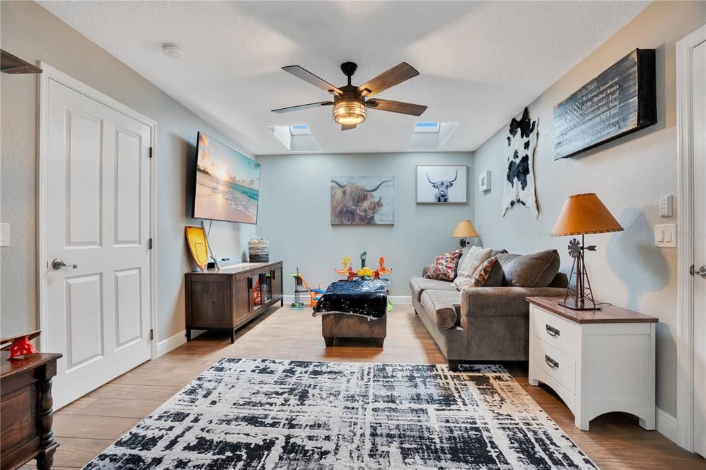 For Sale: $850,000 (5 beds, 3 baths, 4127 Square Feet)